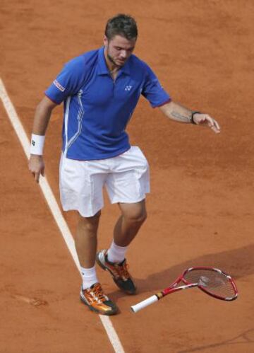 Stanislas Wawrinka enfadado rompe la raqueta.