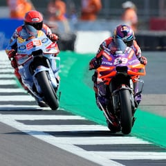 Martín lidera y Márquez se libra por 57 milésimas