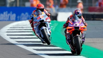 Martín tirando con Márquez tras él.