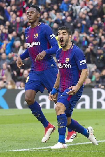 Luis Suárez protesta por el gol anulado por fuera de juego.