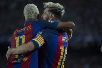 Messi y Neymar celebran el 2-0. 