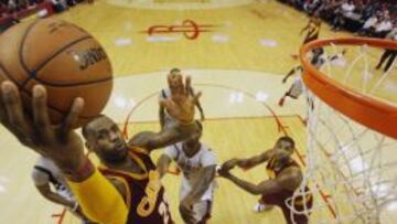 LeBron James lanza durante el partido entre los Houston Rockets y los Cleveland Cavaliers.