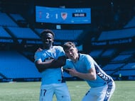 Bernard Somuah posa junto a Jan Oliveras a la conclusión del partido entre el Celta Fortuna y el Athletic B.