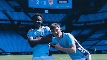 Bernard Somuah posa junto a Jan Oliveras a la conclusión del partido entre el Celta Fortuna y el Athletic B.