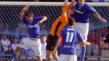 <b>PELEA POR TODO LO ALTO. </b>Fabio Coltorti tuvo un día ajetreado debido al poderío del Xerez en el juego aéreo, como en esta jugada donde Mario Bermejo se impone al suizo.