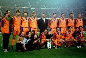 Cruyff posa con el "Dream Team" del Barcelona.
