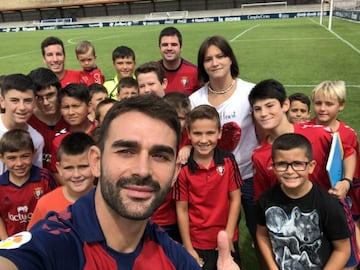 Adrián, con el clásico selfi con aficionados rojillos