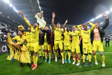 Los jugadores del Villarreal celebran la victoria y la clasificación.