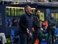 David Navarro da órdenes durante el partido frente al Cádiz.