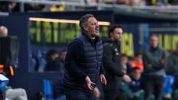 David Navarro da órdenes durante el partido frente al Cádiz.