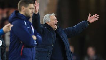 Mourinho se lamenta en un partido del Tottenham.