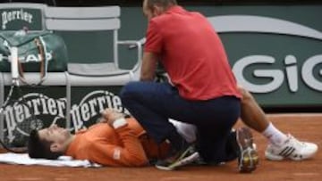 Novak Djokovic, atendido por el fisioterapeuta en París