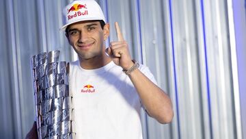 Jorge Martín posa para AS con su trofeo de campeón de MotoGP.