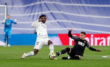 Eduardo Camavinga y Raúl Guti luchan por un balón dividido.