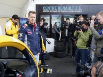 El piloto de Fórmula Uno Sebastian Vettel, visita el centro de pruebas "ZE" de Renault en Boulogne-Billancourt, Francia.