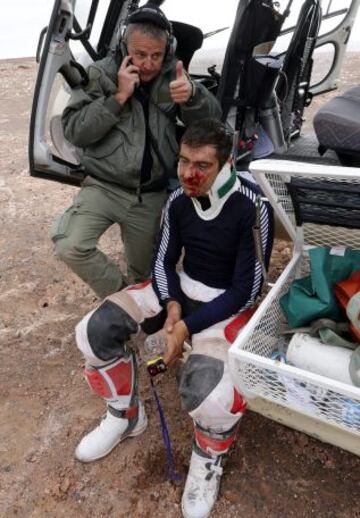 10ª etapa. El director del Dakar Etienne Lavigne evacua al chileno Israel Esquerre herido en un accidente con su moto.