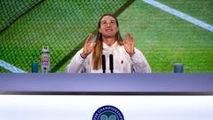 Aryna Sabalenka habla durante su rueda de prensa en Wimbledon.