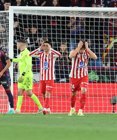 Los jugadores del Atlético de Madrid se lamentan de una ocasión fallada. 