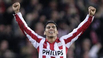 Fue el primer mexicano en llegar al PSV, con el cual ganó dos veces la liga y una supercopa.