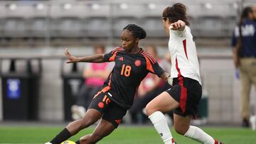 GLENDALE, ARIZONA - FEBRUARY 23: Linda Caicedo #18 of Columbia dribbles the ball against Hana Takahashi #5 of Japan during the second half of the 2025 SheBelieves Cup at State Farm Stadium on February 23, 2025 in Glendale, Arizona. Chris Coduto/Getty Images/AFP (Photo by Chris Coduto / GETTY IMAGES NORTH AMERICA / Getty Images via AFP)