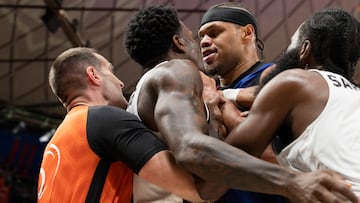 BARCELONA, 08/12/2024.- El jugador del FC Barcelona, Anderson junto al del UCAM Universidad, Ennis tras una acción que acaba costándole la expulsión al jugador del FC Barcelona este domingo, durante el partido de la Liga Endesa, entre el Barcelona y el UCAM Universidad, en el Palau Blaugrana de Barcelona. EFE/ Marta Pérez