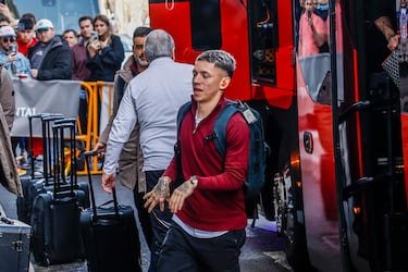 El jugador argentino del Benfica Gianluca Prestianni llegando al hotel en Madrid. 