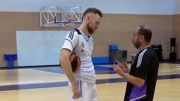 Chus Mateo habla con Dzanan Musa en el primer entrenamiento del alero bosnio.