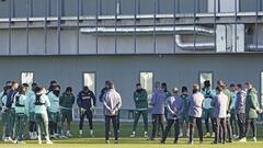 El Betis, en un entrenamiento. Llega con muchas bajas al derbi.