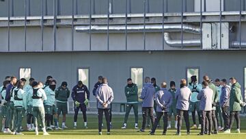 El Betis, en un entrenamiento. Llega con muchas bajas al derbi.