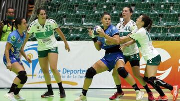 Las jugadoras del Elche pugnan por un balón durante su partido de la Copa de la Reina ante el Bera Bera.