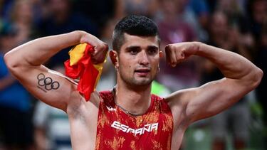 Asier Mart¨ªnez celebra su oro europeo en los 110 metros vallas.