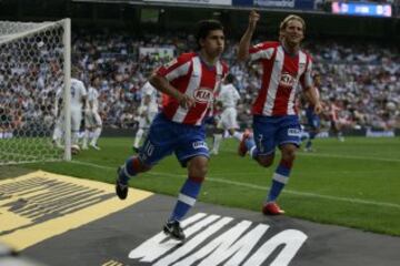 Agüero y Forlan celebran el 0-1 contra el Real Madrid el 25 de agosto de 2007.