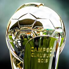 Niño vestido de Tigres toca trofeo previo a Final vs León