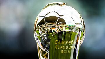 Niño vestido de Tigres toca trofeo previo a Final vs León