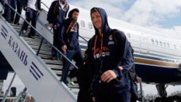 La plantilla del Valencia aterrizó ayer en Kazán y luego se entrenó en el Basket Hall. Doellman, al frente de la expedición.