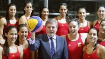 El ministro de Educaci&oacute;n, Cultura y Deporte, &Iacute;&ntilde;igo M&eacute;ndez de Vigo, posa con las jugadoras de la Selecci&oacute;n de waterpolo.