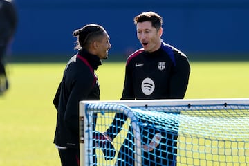 Raphinha y Lewandowski celebran durante el entrenamiento a puertas abiertas.