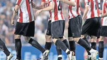 <b>EL CENTRO DE LAS MIRADAS. </b>Susaeta, en mitad de la imagen, felicitado por sus compañeros tras marcar el único gol del Athletic ante el Zaragoza.