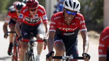 Alberto Contador precede a Chris Froome.