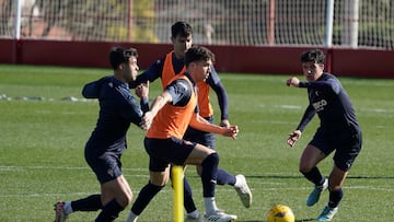 10/04/24 ENTRENAMIENTO SPORTING DE GIJON
NACHO MENDEZ CON EL BALON RODEADO DE COMPAÑEROS