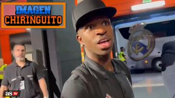 Vinicius discute con otro hincha al final: “Tú eres tonto”