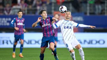 EIBAR, SPAIN - NOVEMBER 20: Alvaro Tejero of SD Eibar competes for the ball with Salva Sevilla of Deportivo Alaves during the LaLiga Smartbank match between SD Eibar and Deportivo Alaves at Estadio Municipal de Ipurua on November 20, 2022 in Eibar, Spain. (Photo by Ion Alcoba/Quality Sport Images/Getty Images)