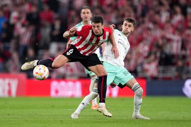 Mikel Vesga y Aimar Oroz en una acción del partido.