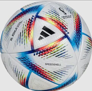 Al Rihla, el decimocuarto balón consecutivo creado por adidas para la Copa del Mundo, viajó más rápido en vuelo que cualquier otro en la historia del torneo. Sus colores llamativos y vibrantes, que significan "el viaje" en árabe, se inspiraron en la cultura, la arquitectura, los barcos icónicos y la bandera de Qatar.