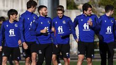 Los jugadores de la Real Sociedad durante un entrenamiento.