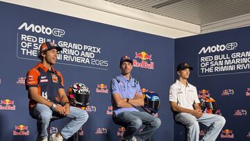 De iquierda a derecha, Bastianini, Álex Márquez y Marini.