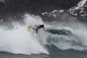 La leyenda del surf, Tom Carroll, disfruta como un niño en el Ártico