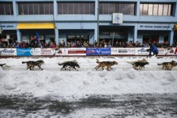 Acto ceremonial del comienzo de la carrera de trineos con perros que se celebró el pasado sábado en Anchorage, Alaska.