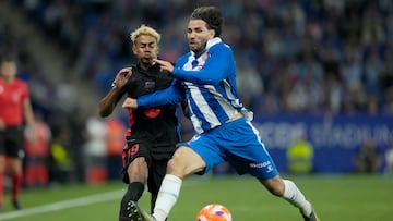 CORNELLÁ (BARCELONA), 15/05/2025.- El defensa del Espanyol Leandro Cabrera (d) entra en falta sobre Lamine Yamal, del FC Barcelona, durante el encuentro correspondiente a la jornada 36 de LaLiga EA Sports que RCD Espanyol y FC Barcelona disputan este jueves en el RCDE Stadium, en Cornellá de Llobregat, Barcelona. EFE/Enric Fontcuberta