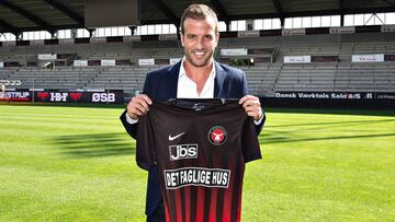  Rafael van der Vaart posa con la camiseta del FC Midtjylland durante su presentaci&oacute;n. 